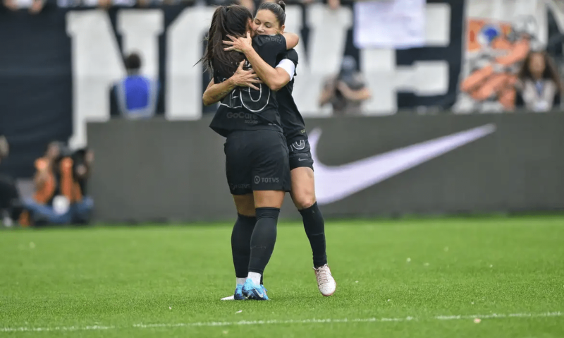 Corinthians vence Palmeiras e abre vantagem na final