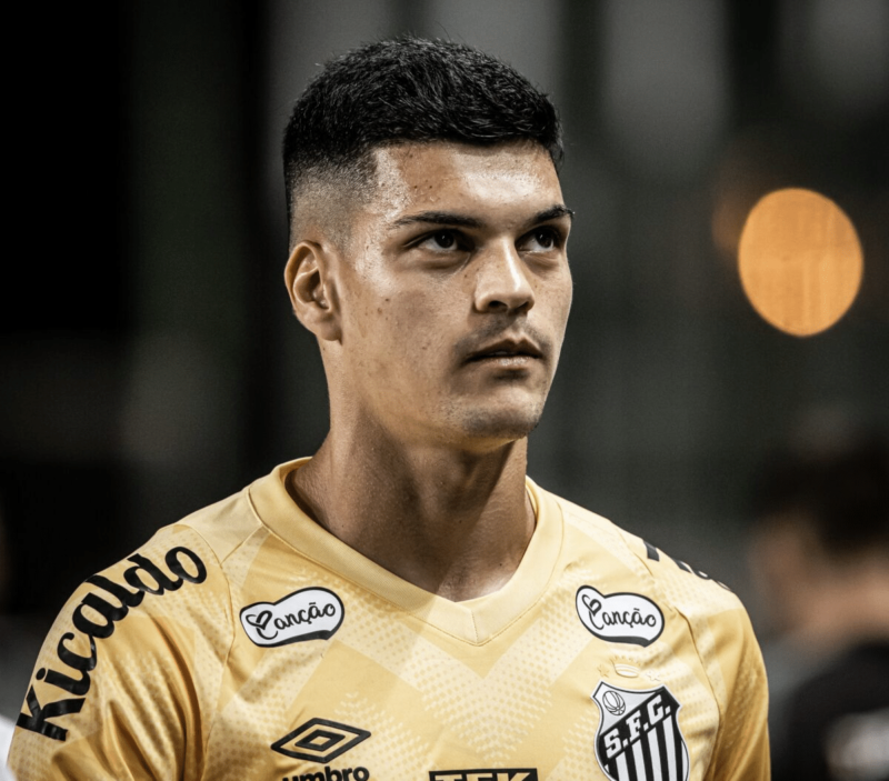 Gabriel Brazão renova com Santos até 2028