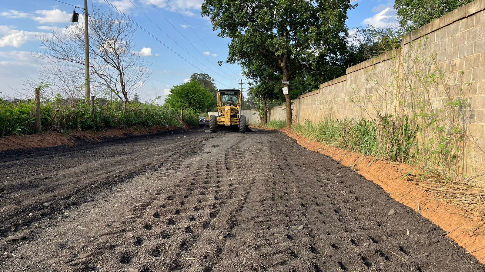 Prefeitura inicia pavimentação de trecho da estrada Ibaté/Água Vermelha