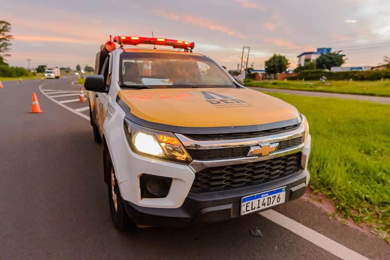 Ford Fiesta capota na rodovia SP-215 em São Carlos