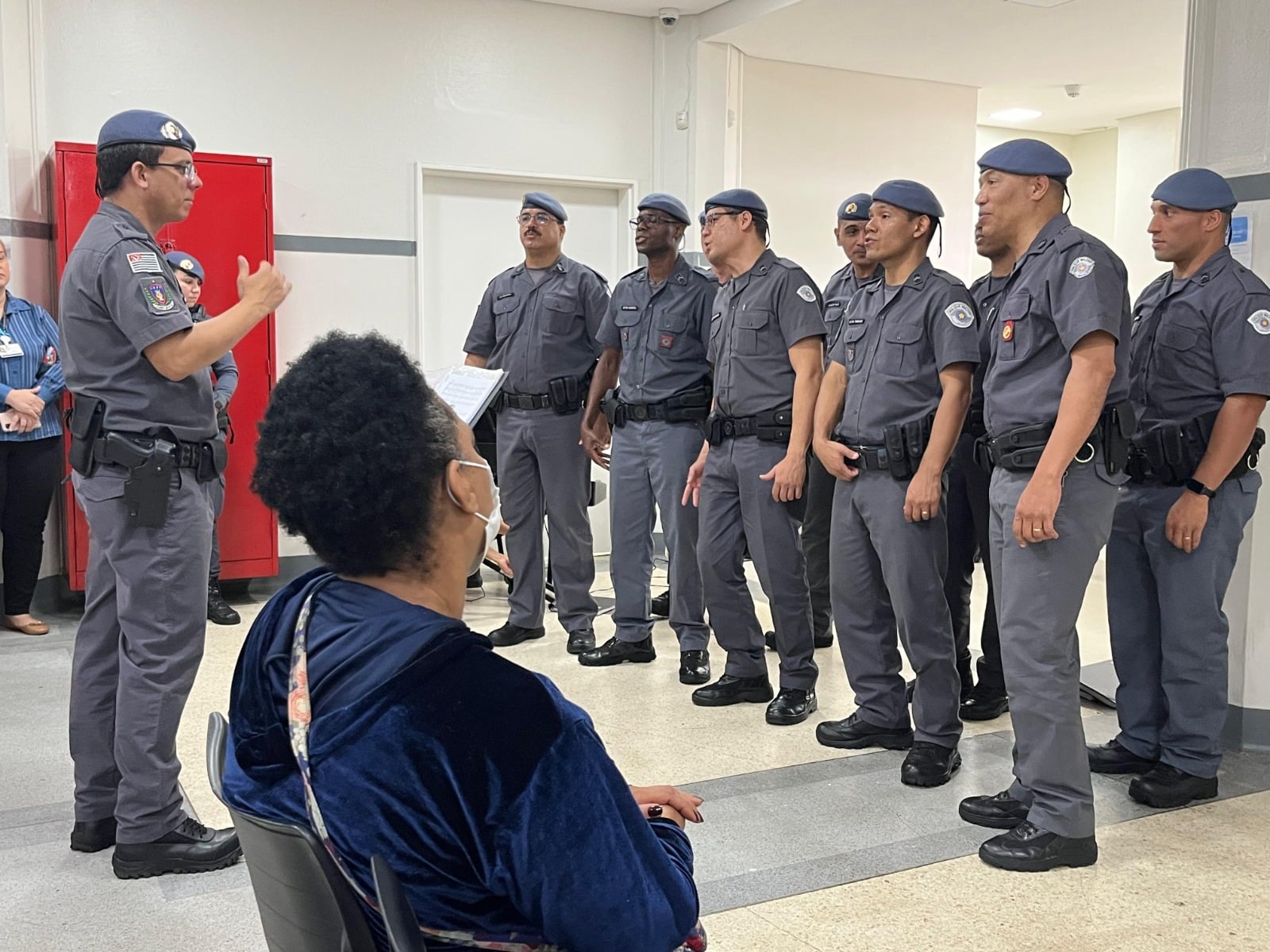 Coral da PM visita pacientes em tratamento oncológico