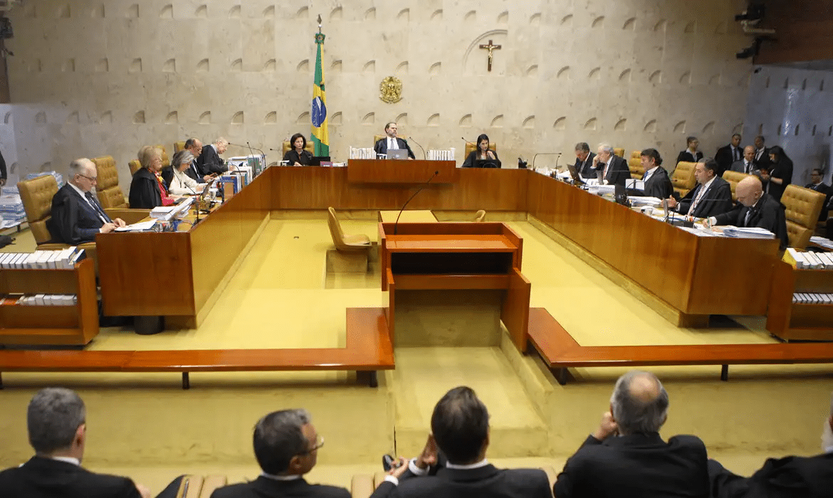 STF vota por manter símbolos religiosos