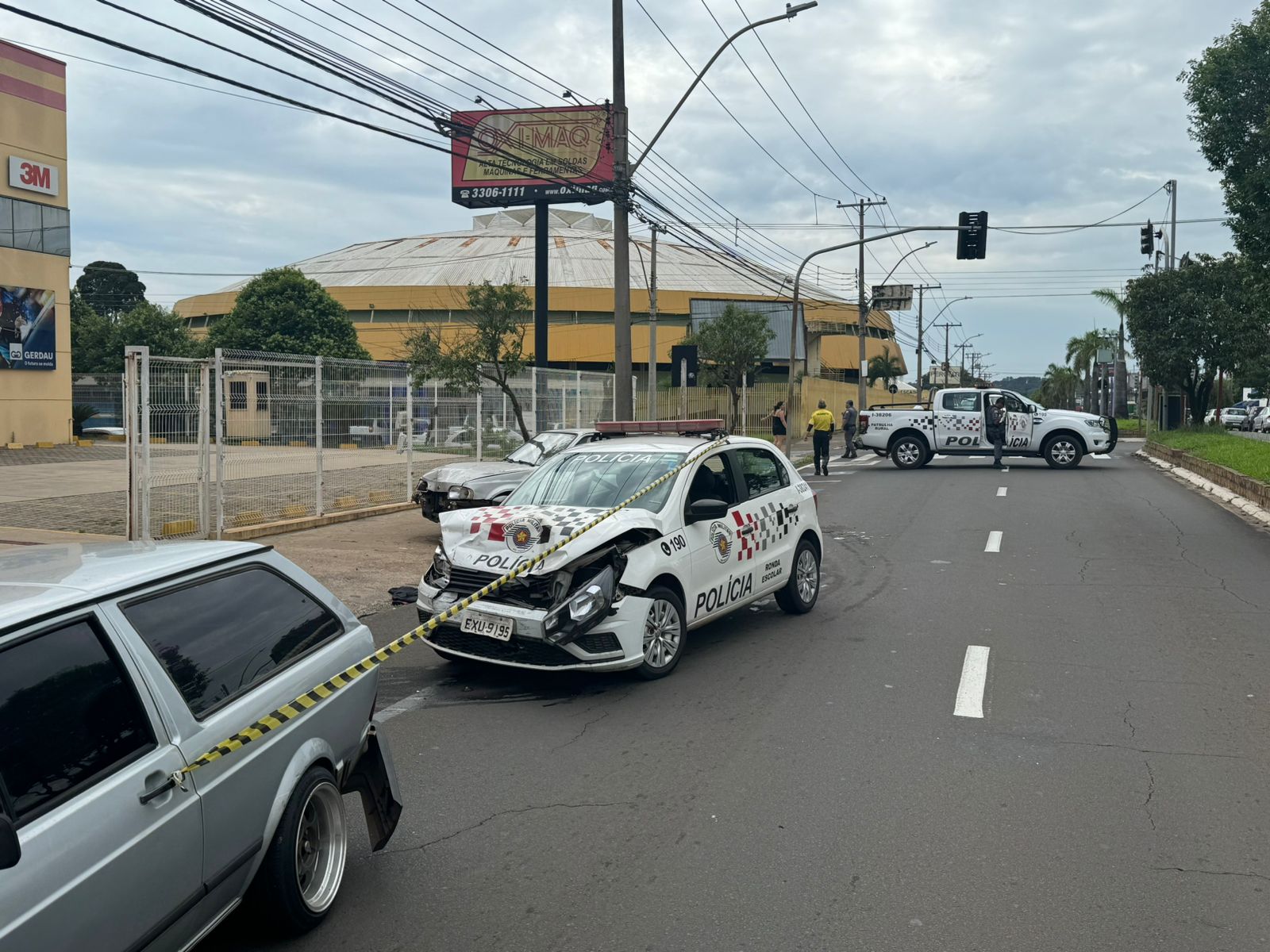 Colisão entre viatura e dois veículos acontece na Avenida Getúlio Vargas