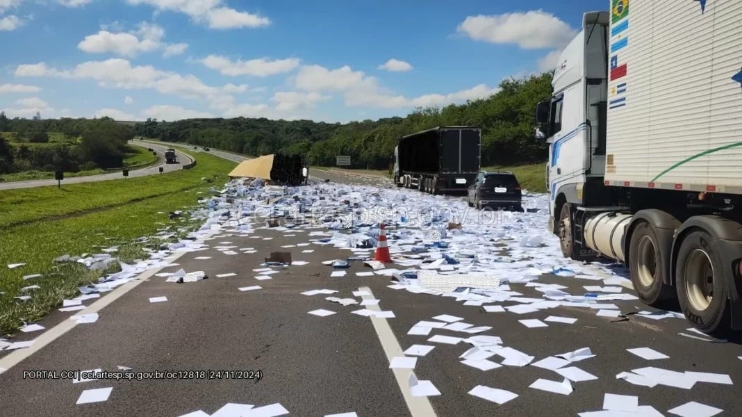 Carreta com 33 toneladas de papel tomba na Rodovia Washington Luís