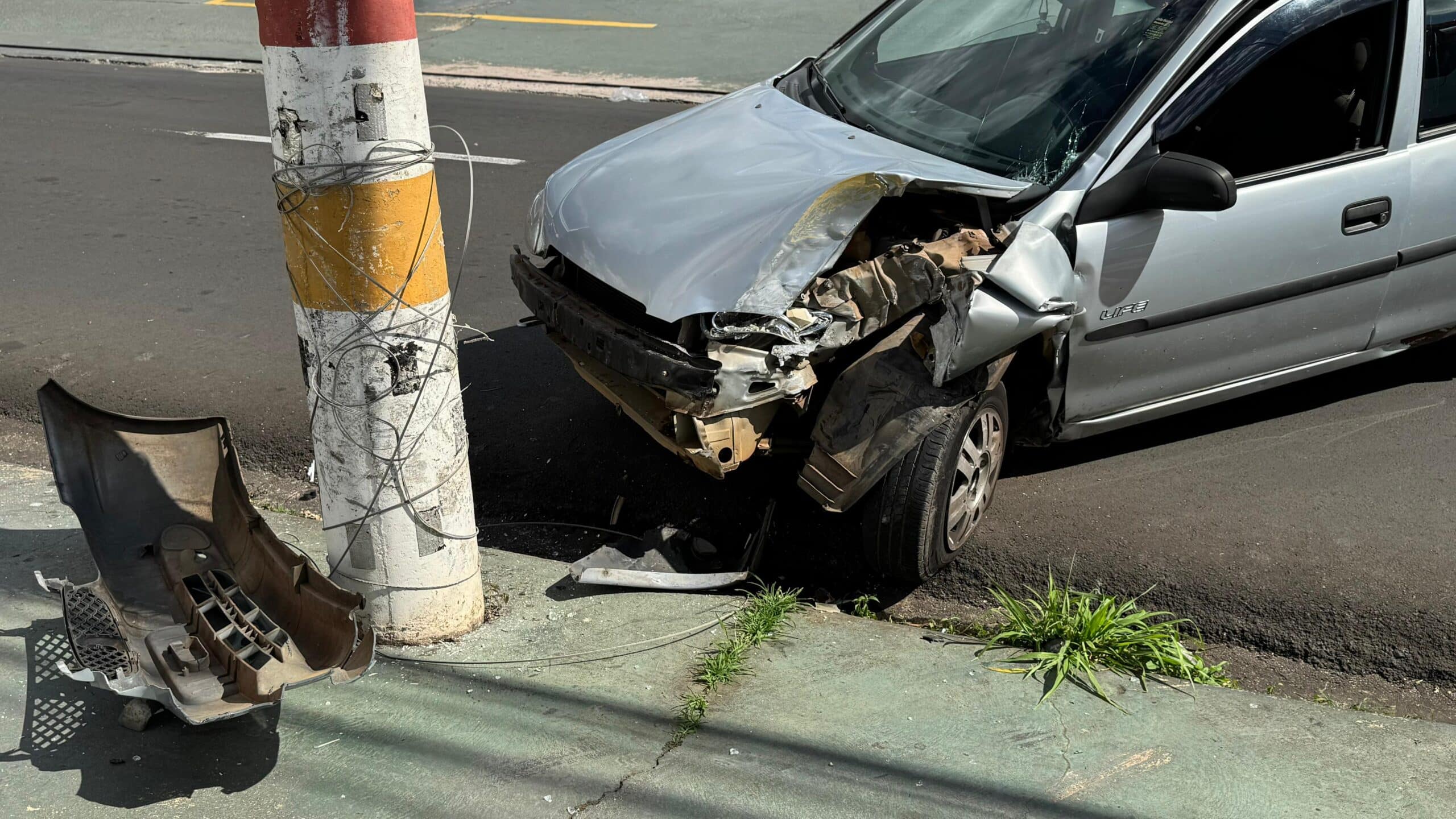 Homem sofre mal-estar ao volante e colide contra poste na Rua XV de Novembro