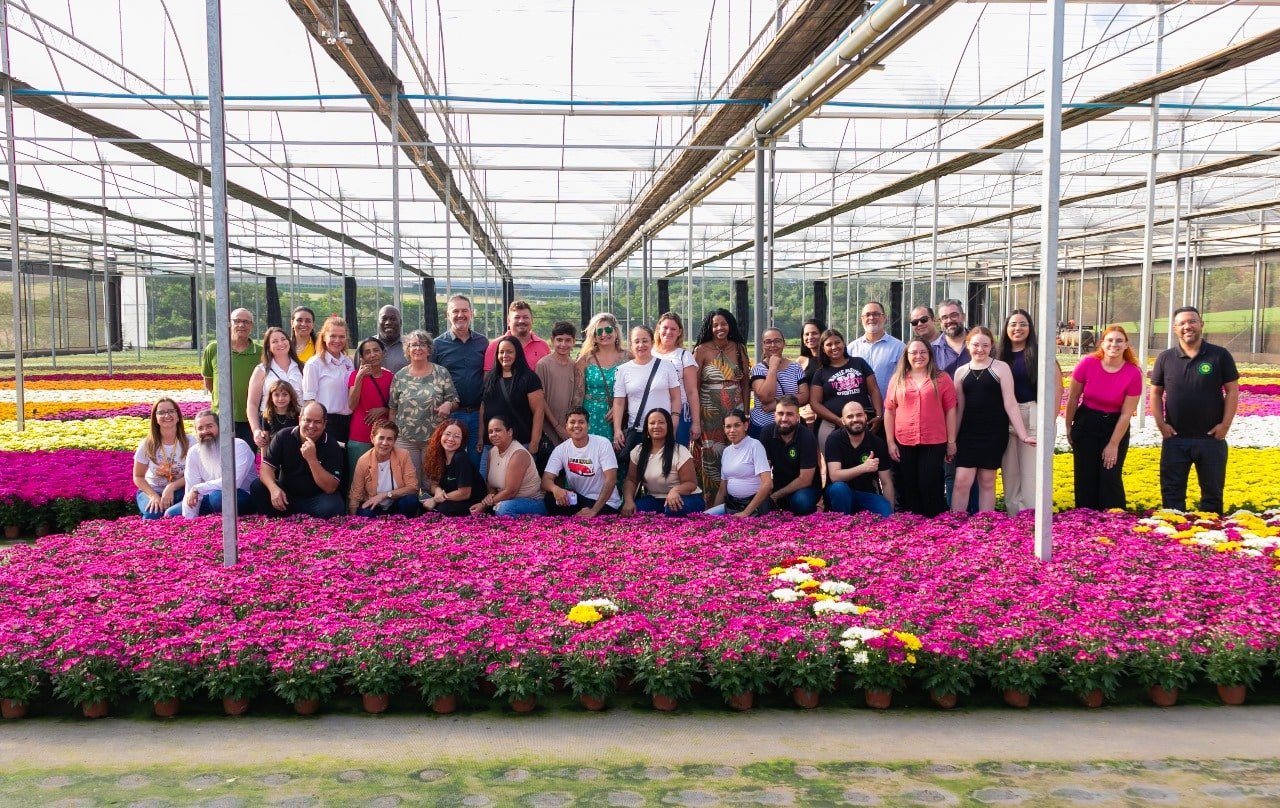 Crediacisc visita em Holambra maior cooperativa de flores do país