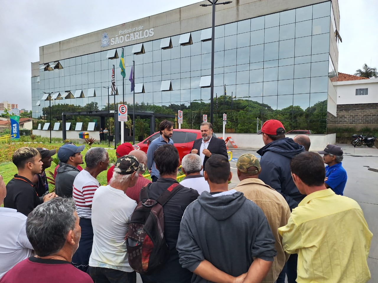 Funcionários da Terra Plana protestam por falta de pagamento das rescisões