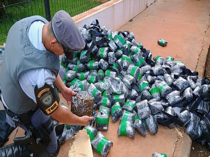 Polícia prende motorista de caminhão que tentava esconder 360 kg de maconha em fundo falso