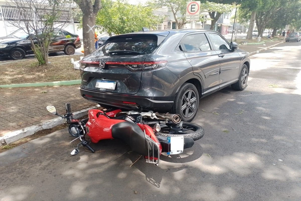 Caminhão derruba fiação e motociclista sofre acidente na Vila Prado