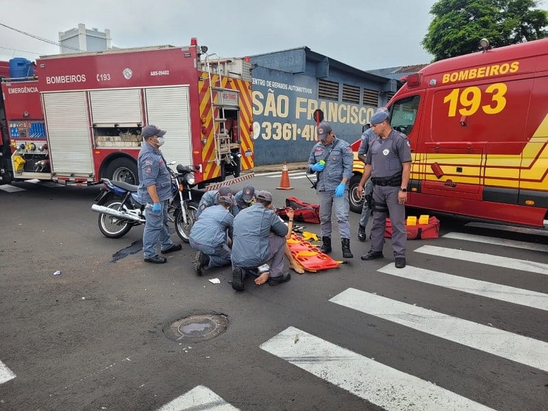 Colisão entre carro e motocicleta deixa motociclista ferido em São Carlos