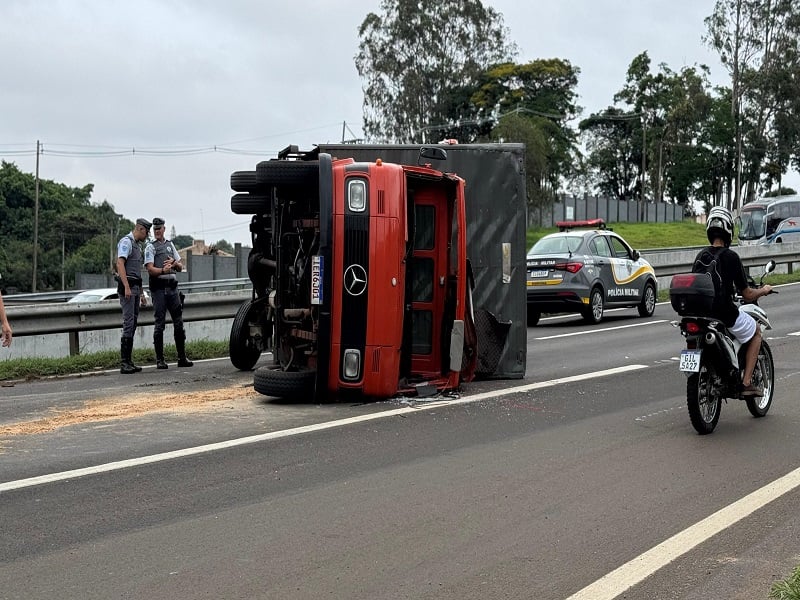 Caminhão tomba próximo à UFSCar e provoca congestionamento na Rodovia SP-310