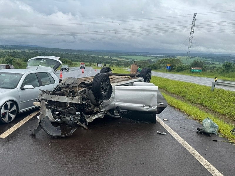 Carro capota após aquaplanagem na Rodovia Domingos Innocentini