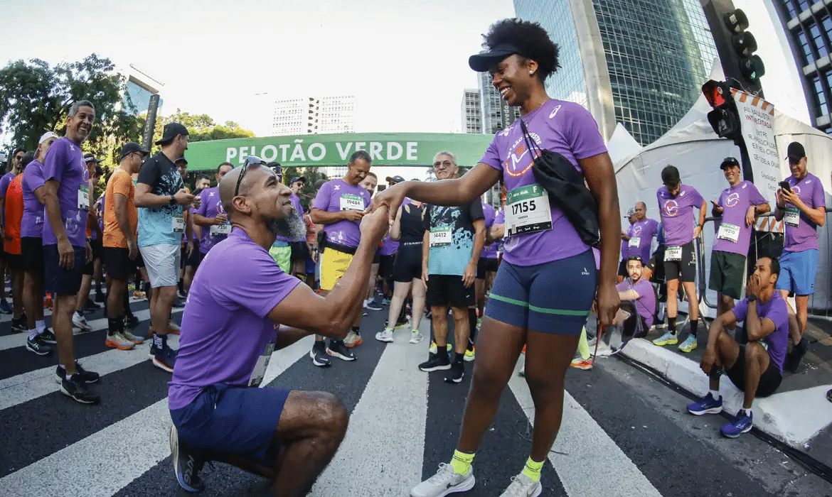 Casal que se conheceu correndo fica noivo