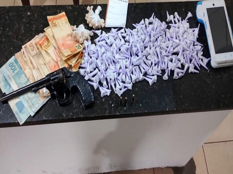 PM prende homem com arma, drogas e dinheiro em São Carlos