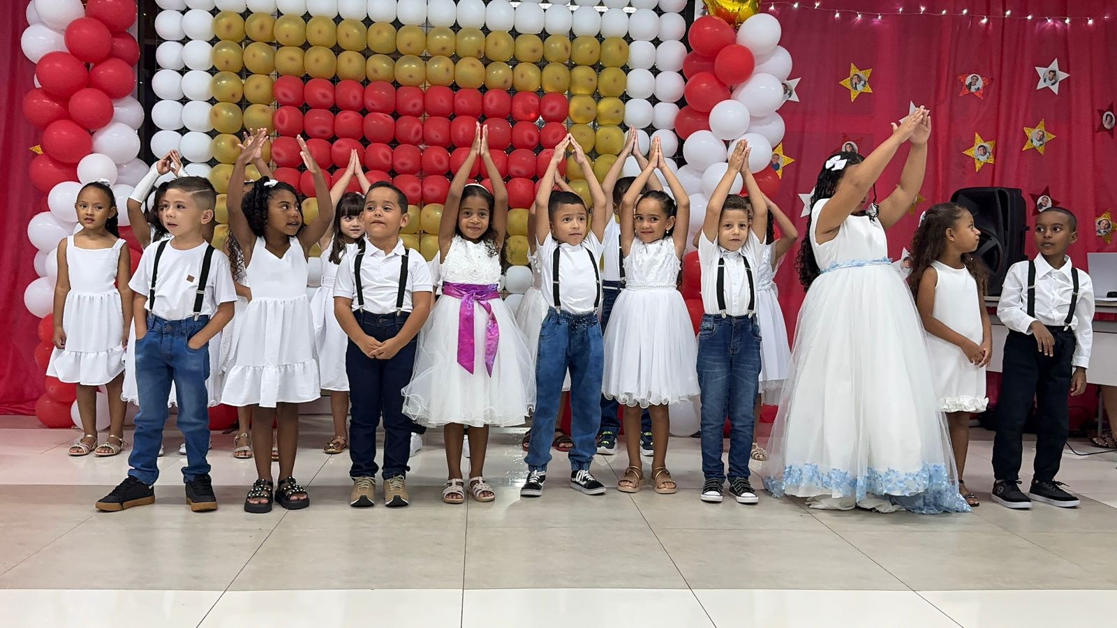 Alunos da E.M. Cláudio Davi da Costa Telles celebram formatura