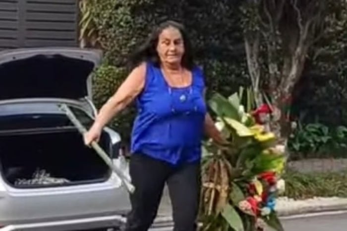 Mulher é detida após levar coroa de flores para Lula e xingar policial