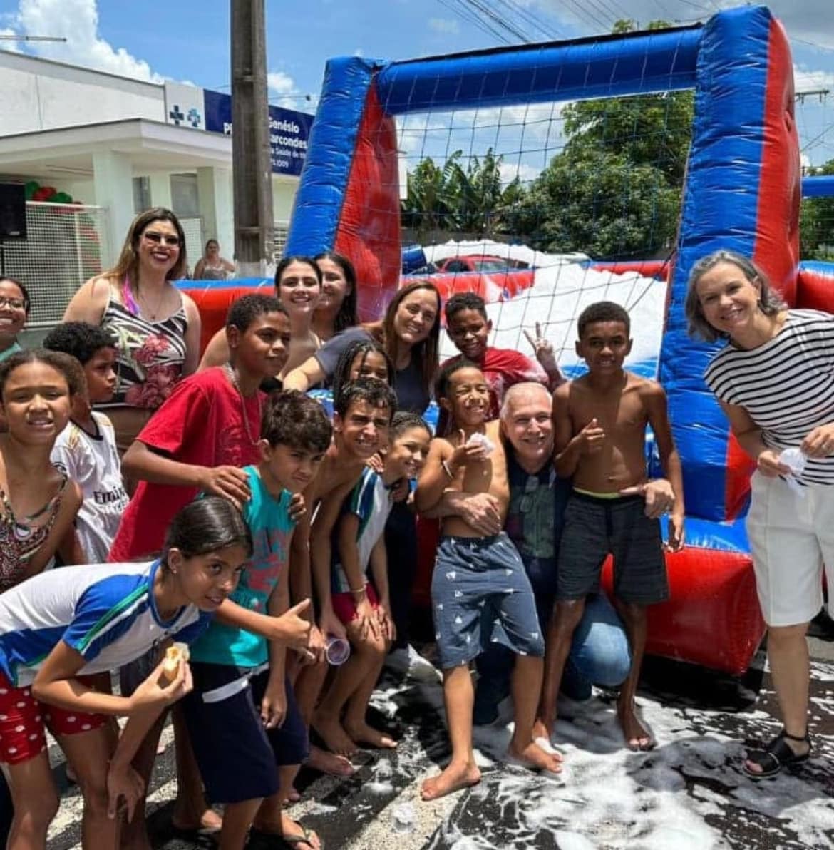 Crianças participam de festa