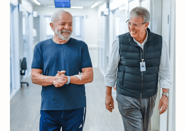 Lula aparece caminhando em hospital após deixar UTI em São Paulo