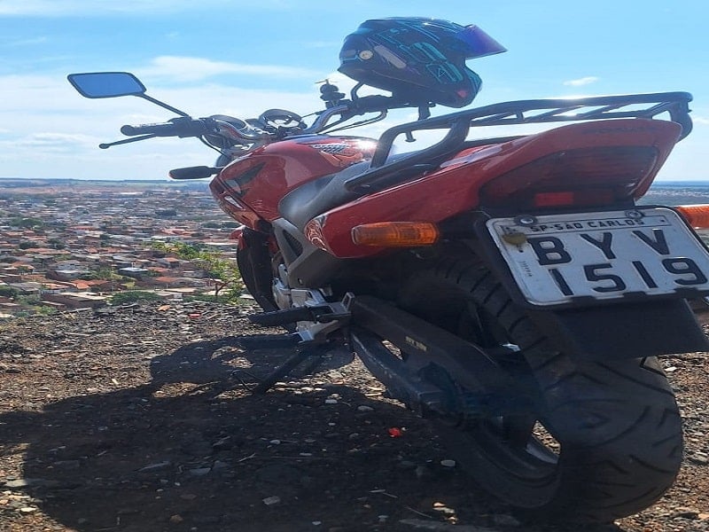 Pintor tem moto furtada em frente a restaurante no Centro de São Carlos