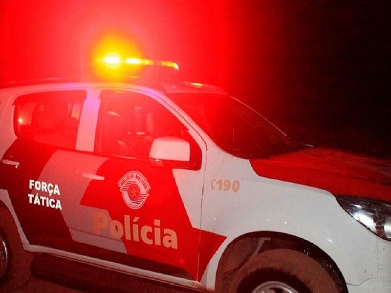 Suspeito de roubo tenta fugir e enfrenta PMs na Vila Isabel