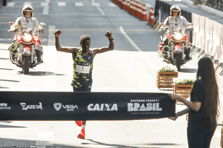 Queniano vence e brasileiro chega em 4º lugar