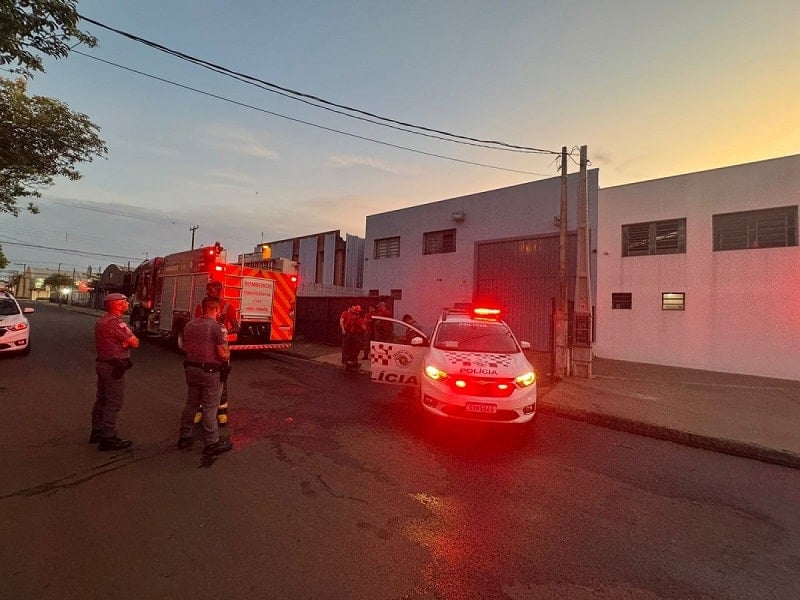 Corpo de Bombeiros controla incêndio em barracão