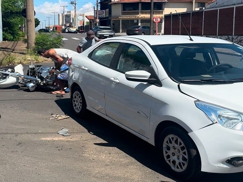 Motociclista fica ferido após acidente no Jd. Nova São Carlos