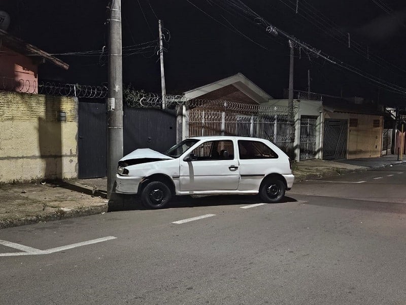 Veículo é encontrado batido e abandonado após colisão em poste na Av. Papa Paulo VI