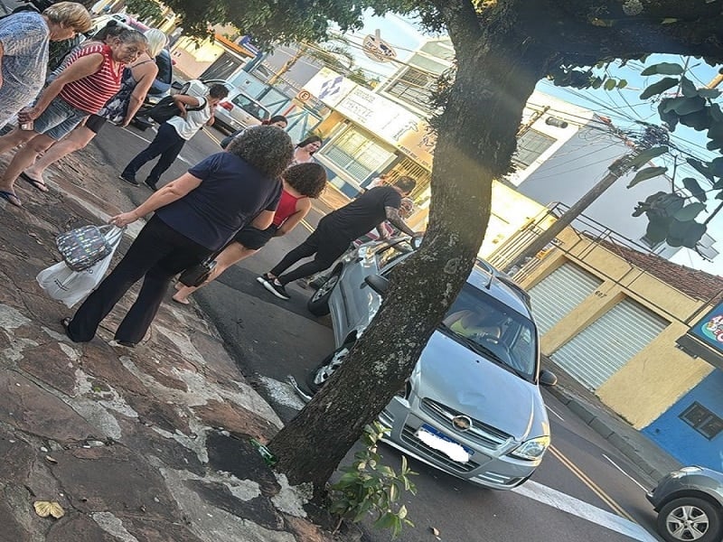 Idoso passa mal e colide contra árvore na Vila Prado