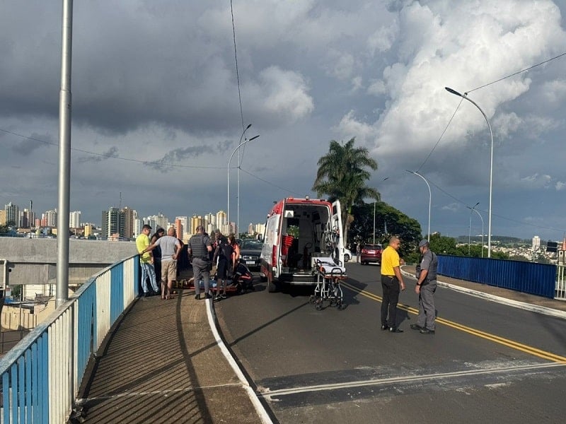 Casal sofre queda de moto no viaduto 4 de Novembro devido a pedrinhas na via