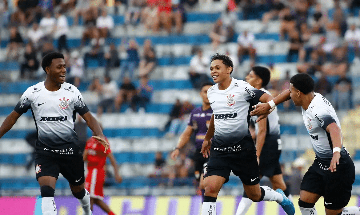 Corinthians vence 2ª e avança