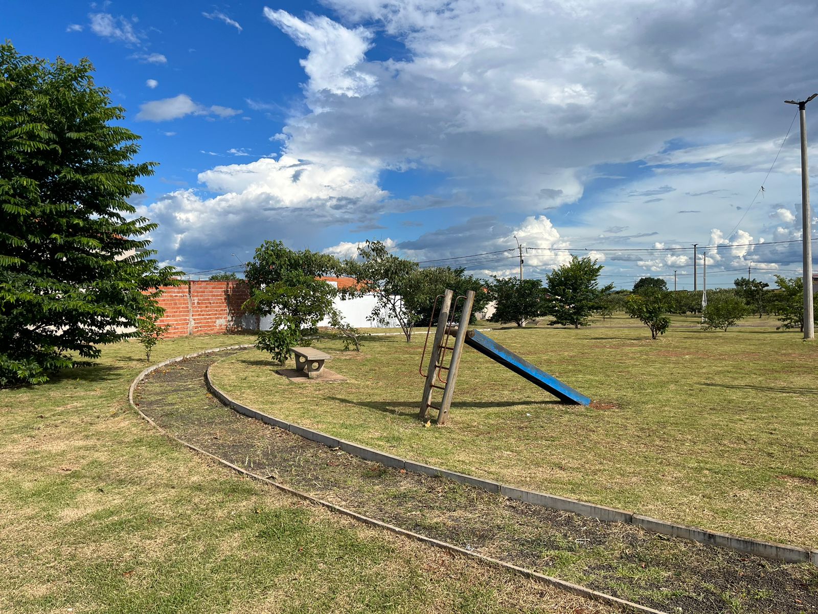 Manutenção de Limpeza Urbana revitaliza Praça do Jardim das Palmeiras II