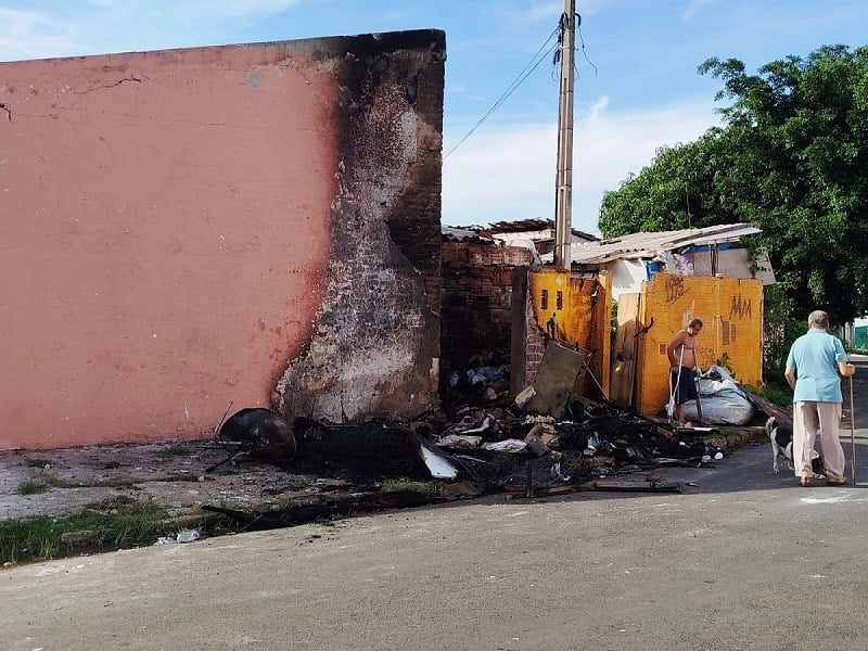 Chamas consomem casas no Jardim Beatriz