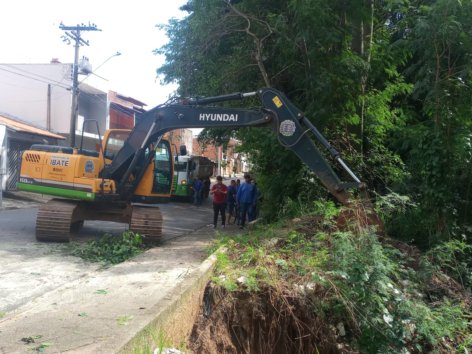 Prefeitura faz obra de manutenção em córrego