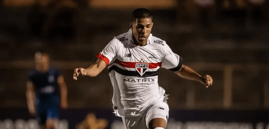 São Paulo vence na estreia; Internacional sofre primeira zebra