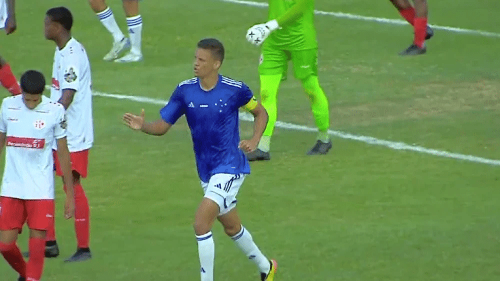 Cruzeiro sofre contra o América-RJ, mas avança nos pênaltis