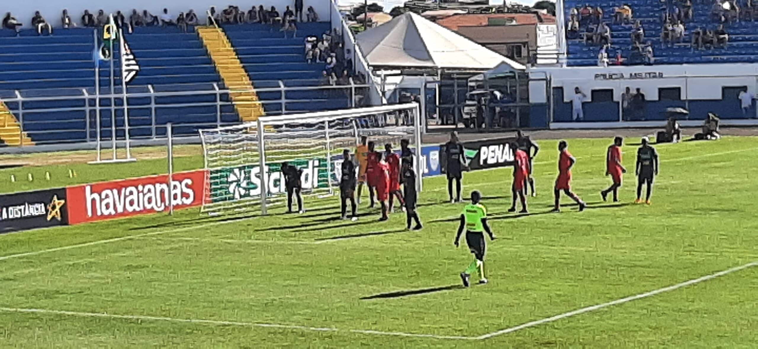 São Carlos vence na estreia e lidera Grupo 13