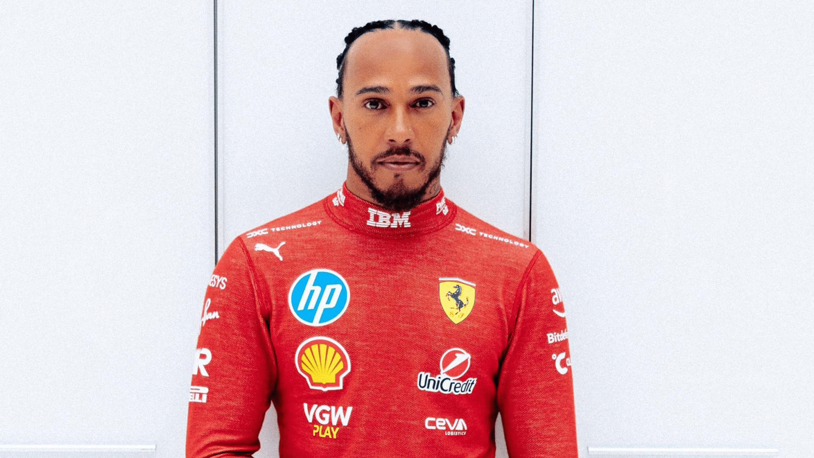 Hamilton aparece com macacão da Ferrari