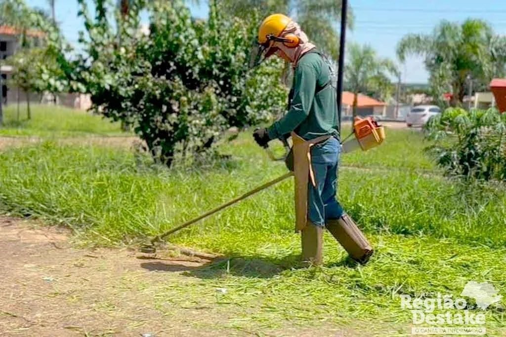 Prefeitura avança na roçagem de bairros