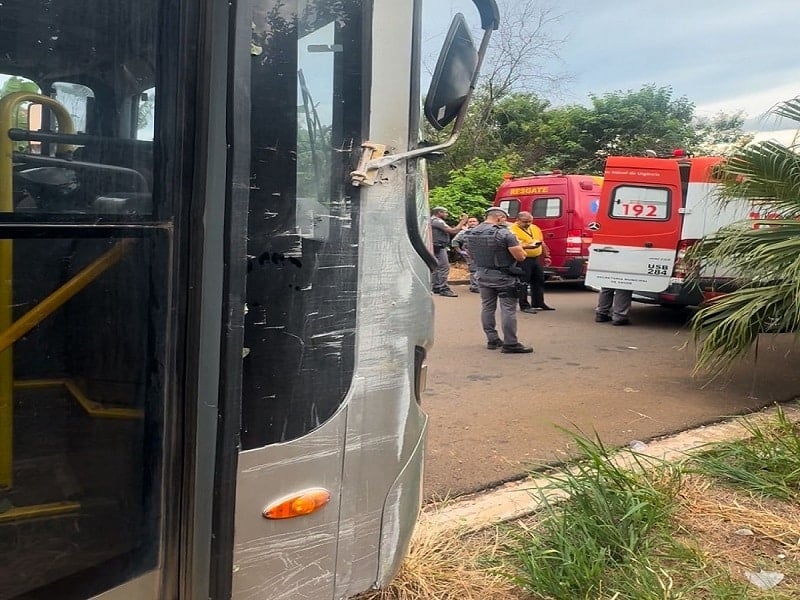 Motorista sofre mal súbito e colide ônibus em muro