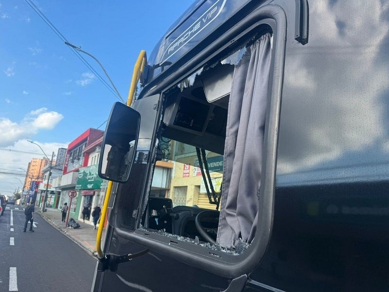 Motociclista da “capacetada” em vidro de ônibus ferindo motorista