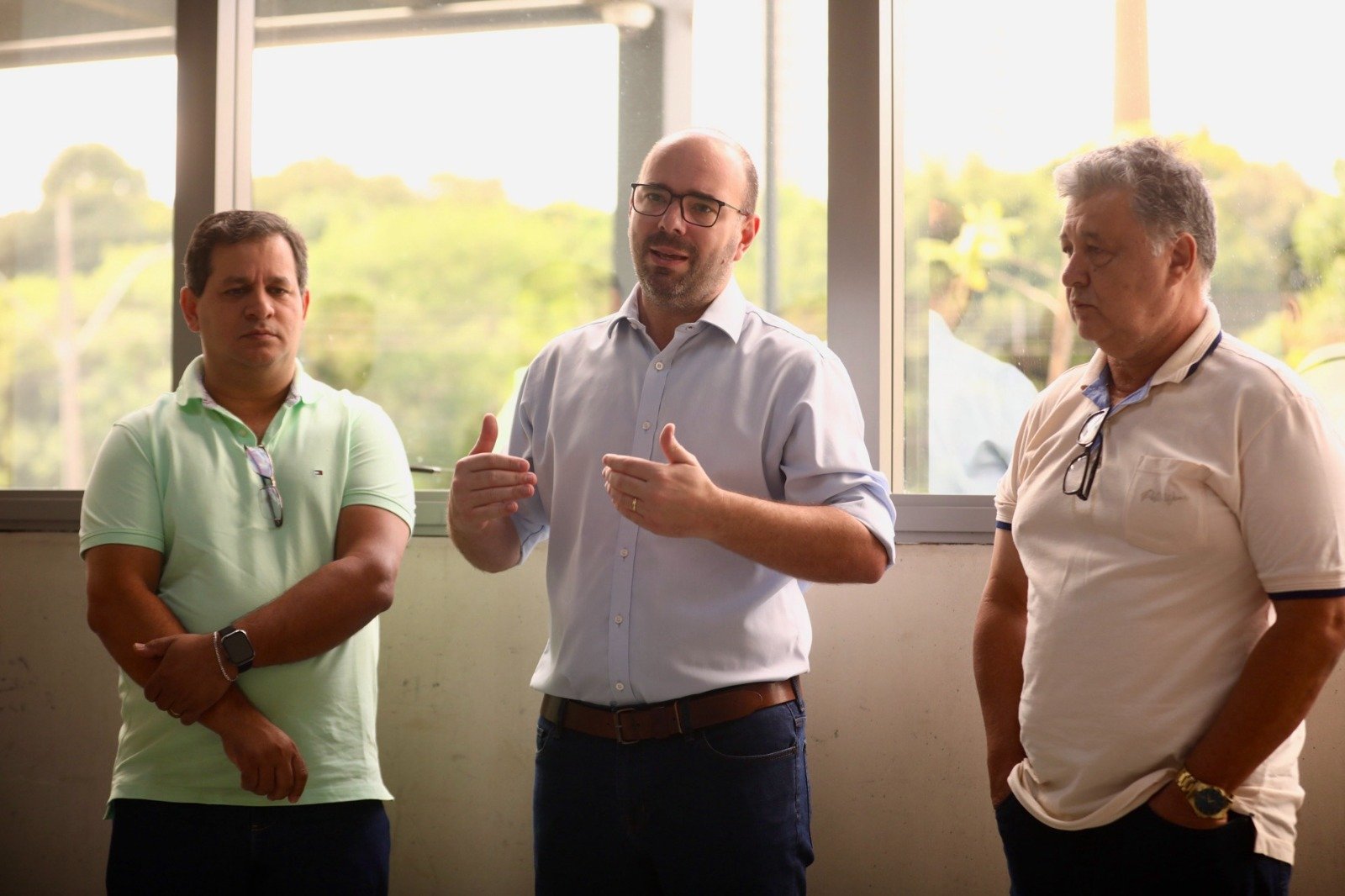 Prefeito conversa com engenheiros e arquitetos