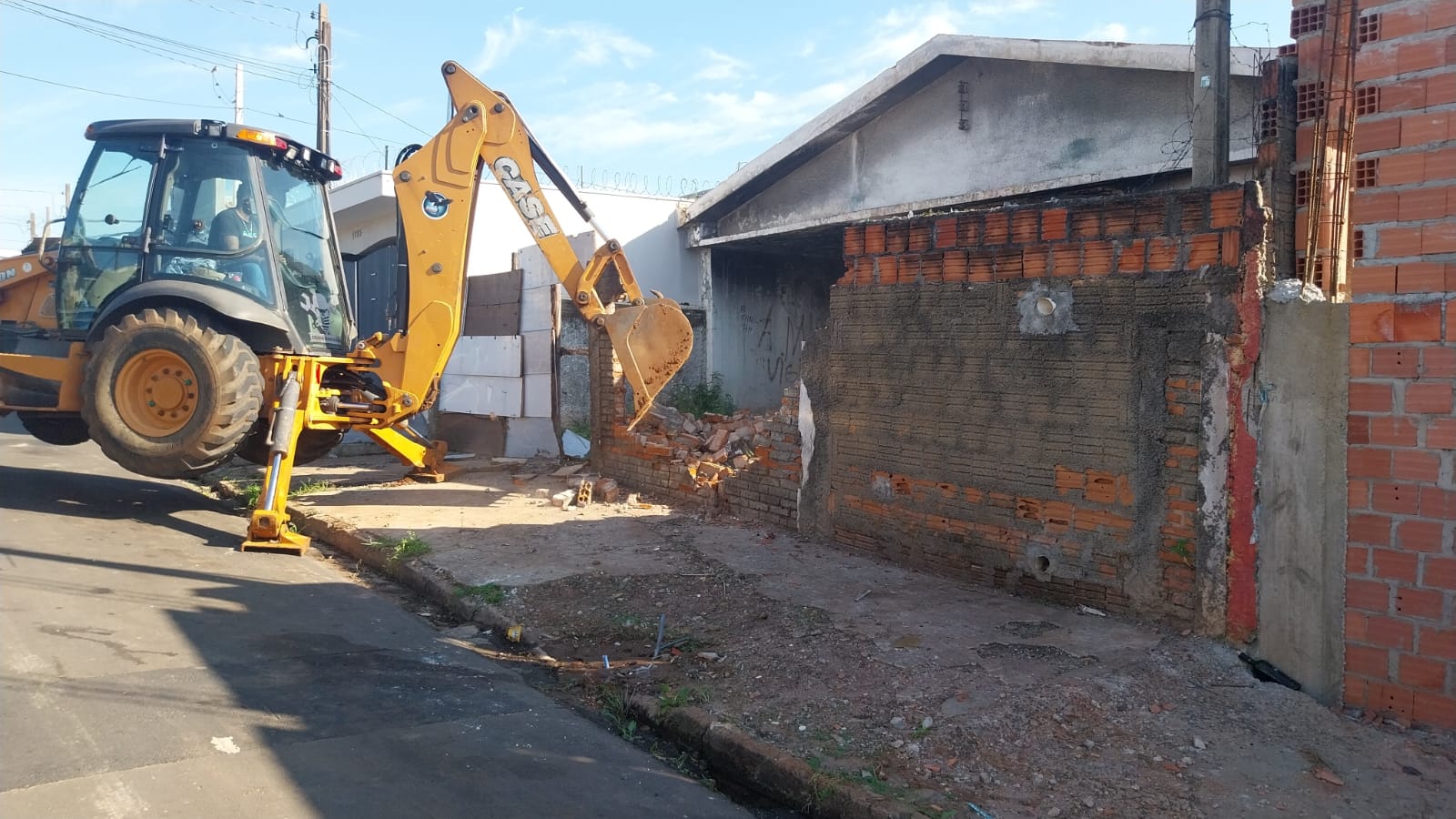 Prefeitura demole imóvel abandonado