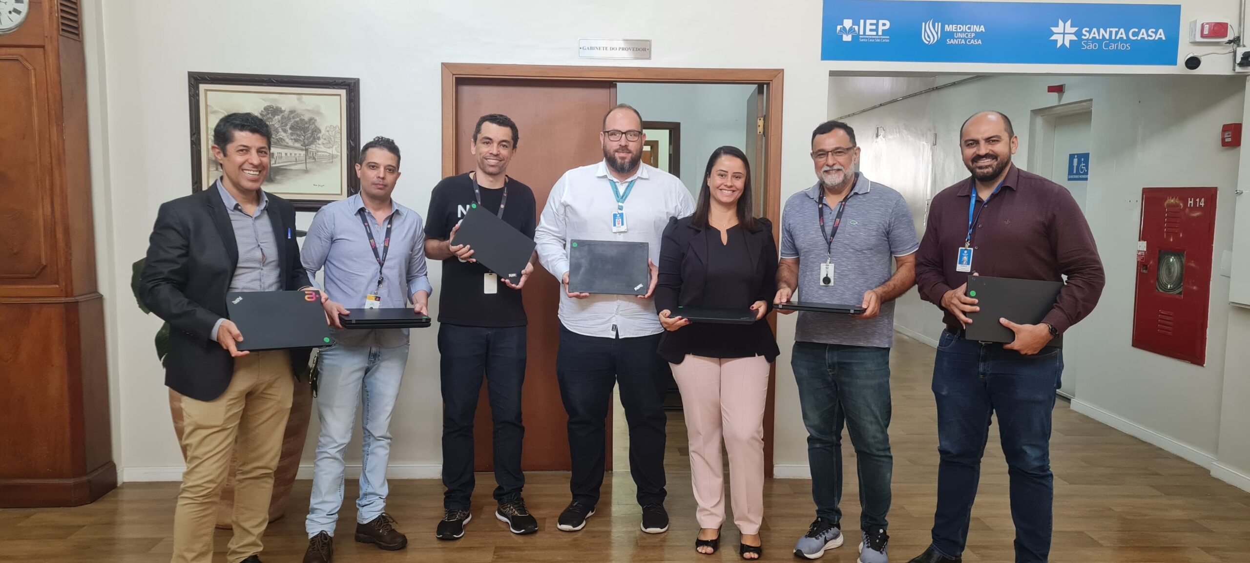 Santa Casa recebe doação de 15 laptops