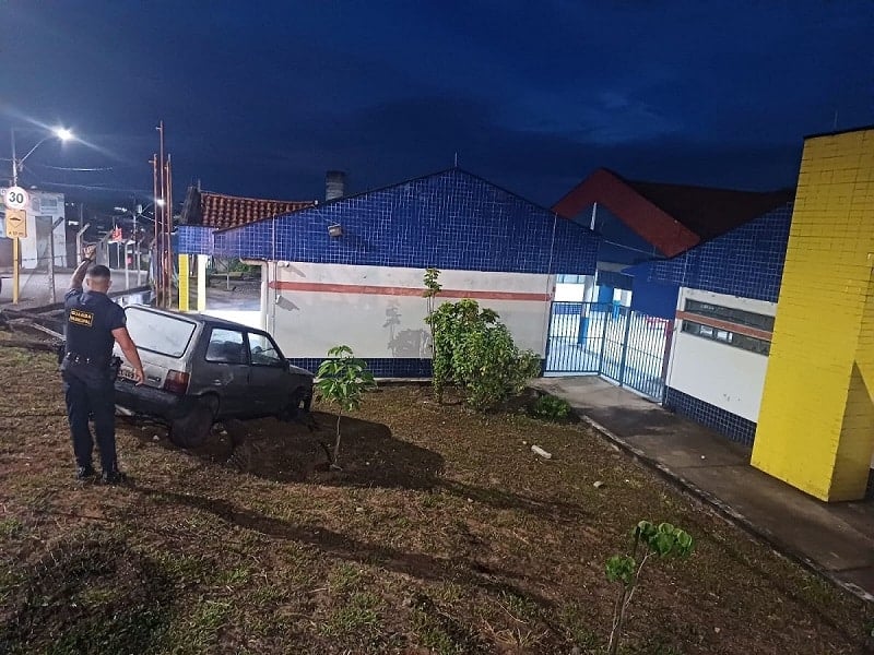 Motorista derruba alambrado e invade CEMEI no bairro Cidade Aracy