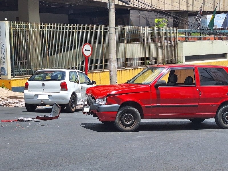 Acidente entre dois carros é registrado na Av. São Carlos