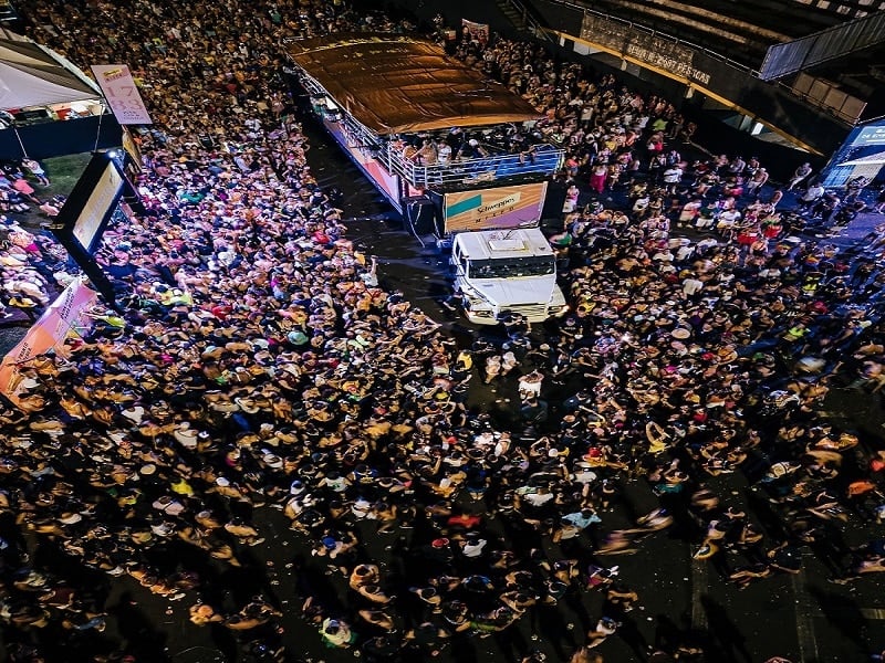 Bloco Califórnia reúne 15 mil pessoas em pré-Carnaval de Ribeirão Preto