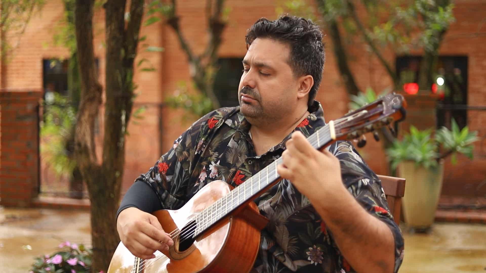 Clássicos da MPB com violonista Welton Nadai