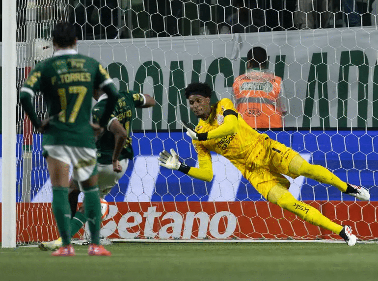 Palmeiras tem um jogador a mais, perde pênalti e empata 1º dérbi do ano com Corinthians