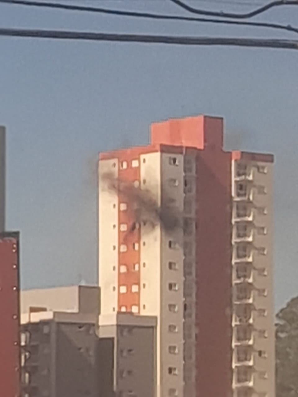 Incêndio atinge apartamento no Edifício Armando da Cruz, na Rua Jacinto Favoretto